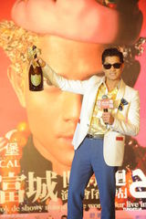 组图：郭富城个唱临时加场 称生日不过二人世界