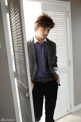 高清图：陈柏霖公司内开秀 示范办公室穿衣