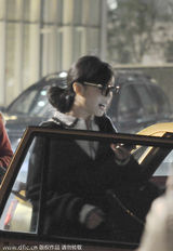 组图：张静初深夜挎包外出 戴眼镜装扮知性