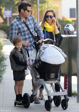 高清组图：杰西卡-阿尔芭一家四口外出其乐融融