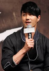 高清图：《到炮火中去》发布会 权相佑(权相宇)等出席