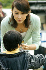 组图：胡静发烧拍广告 向小朋友“贿赂”索吻