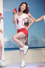 组图：少女组合跳绳卖瘦身产品 粉嫩热裤秀玉腿