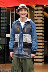 组图：陈冠希助阵火锅馆开张 众多美女争相合影