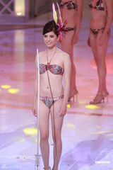 组图：港姐总决选  众佳丽性感泳装亮相