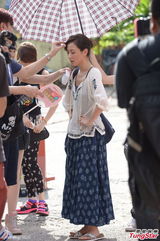 组图：刘心悠秀事业线开工 彭顺探班给执导意见