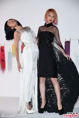 组图：小S杨丞琳同性暧昧 激情互摸挑逗尺度大