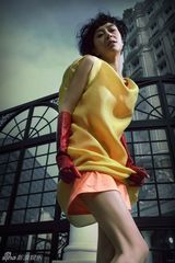 幻灯：苏岩异国街头时尚写真 我是12月待嫁新娘