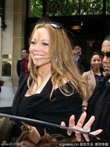 组图：玛丽亚-凯莉与老公机场秀恩爱 大秀性感乳沟