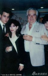 组图：德普30年前结婚照曝光 被亲友塞蛋糕整惨