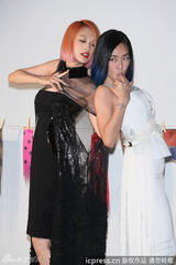 组图：小S杨丞琳同性暧昧 激情互摸挑逗尺度大