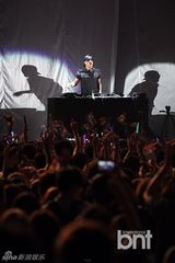 组图：赵容弼尹民秀等献唱展华丽舞台