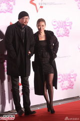 组图：星美千易周年庆典 宁静脱外套秀双峰