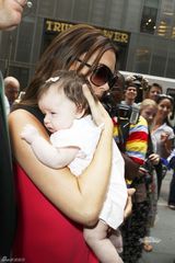 组图：贝嫂为时装周奔忙 桃红礼服配超高跟掀甜美风