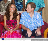 组图：威廉夫妇穿民族装 凯特桃红色裹胸裙风情万种