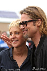 组图：皮特探望贫困家庭 与脱口秀女主持对嘴吻