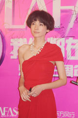 组图：李媛斜肩礼服出席活动 《动物园》主创重逢