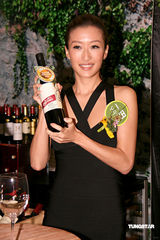 高清：谢婷婷品尝红酒不胜酒力 圣诞陪男友庆祝