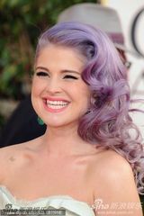 组图：凯莉-奥斯本白裙露背咧嘴大笑