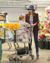 组图：杰西卡红西装抱女出行 大秀母爱小女俏皮