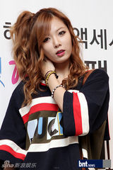 组图：4minute泫雅粉丝签名会 清新亮相现场