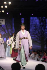 高清组图：KARA与Rainbow等参加韩服秀 展现古典美