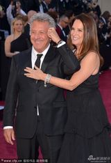 组图：达斯汀-霍夫曼与妻子穿黑色情侣装