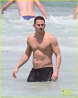 高清组图：查宁-塔图姆海滩戏水秀壮硕肌肉