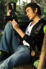 组图：焦恩俊初春写真曝光 悠闲状态率真自然