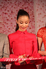 组图：倪妮桃红短裙俏丽摩登 与韩庚为活动剪彩