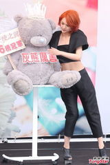 组图：杨丞琳红发抢镜 大秀小蛮腰粉丝饱眼福