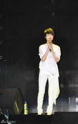 高清图：李宇春个唱成催泪弹 谢霆锋重弹吉他落泪