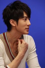 高清组图：吴尊做客新浪花絮照 阳光美男表情百变