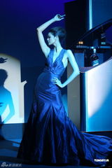 组图：林嘉绮深V装秀迷人曲线 艳压美胸天后天心