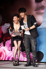 组图：汪东城生日蓝心湄送香吻 曝其“到处睡”