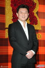 组图：黄小柔出嫁盼造人 穿低胸婚纱挽老公亮相