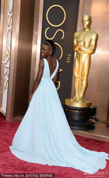 组图：《为奴》黑人女星露皮塔-尼永奥深V纱裙