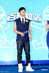 幻灯图：黄晓明参加活动谈恋情 与绯闻女友各执一词