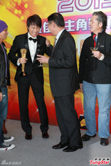 组图：黄子华补领视帝 笑言跟张智霖亲戚情深