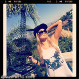 组图：希尔顿购买万圣节装备 戴马头面具搞怪