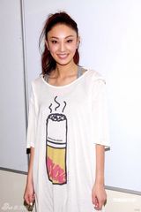 幻灯图：曾志伟主持节目 年轻艺人举止夸张尺度大