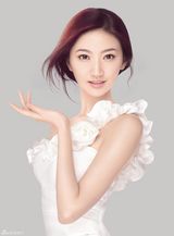 组图：景甜写真香肩半露 纯白性感极致女人味