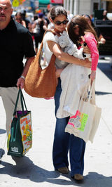 组图：凯蒂爱女慈母情怀 小苏瑞情绪低落避镜头