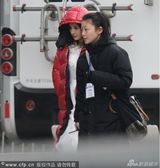 组图：杨幂婚纱造型挺孕肚严肃 大红外套保暖