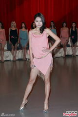 组图：倪晨曦教走猫步 亚姐佳丽奇招突围