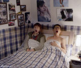 组图：《抹布女》海清张译搞怪床照曝光