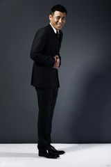 组图：李乃文黑色幽默玩转绅士西装