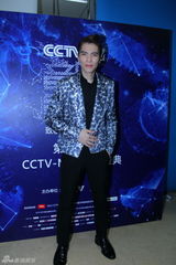 组图：音乐盛典后台群星秀奖杯