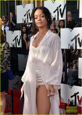 组图：蕾哈娜现身MTV颁奖红毯 化身性感巧克力