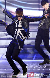 组图：首尔歌谣大赏 朴春甩掉鞋水晶露腹肌